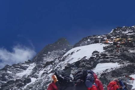 珠穆朗玛峰每年吸引多少登山者