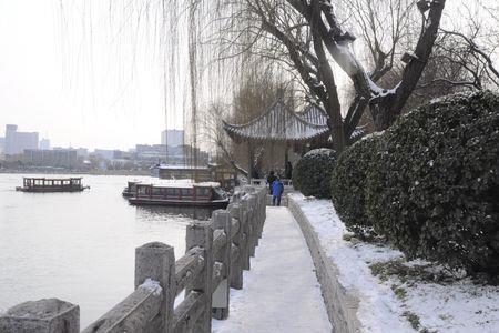 描写大明湖雪景的诗句