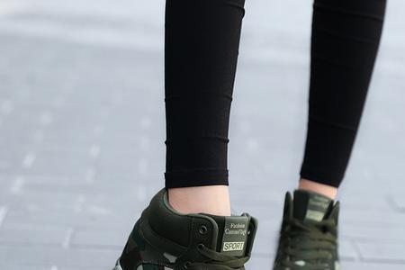 女子在地铁上穿解放鞋什么牌子