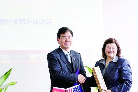 一个人能担任2个学校的副校长吗