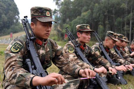 狙击手射击时为何睁两只眼睛