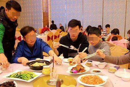 夹菜很多次又放下的人怎么回事