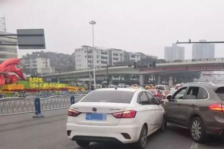 交警变道被后车撞谁的责任