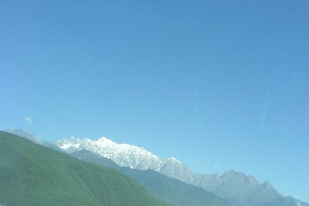 成都距离贡嘎山直线距离多少