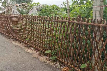 竹篱笆栅栏用铆钉固定的做法
