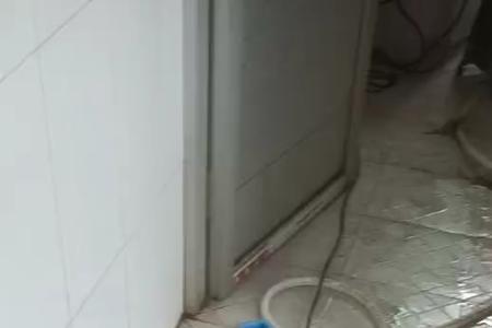 屋顶爆点什么原因