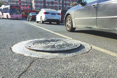 道路铺沥青什么时候上井盖合适