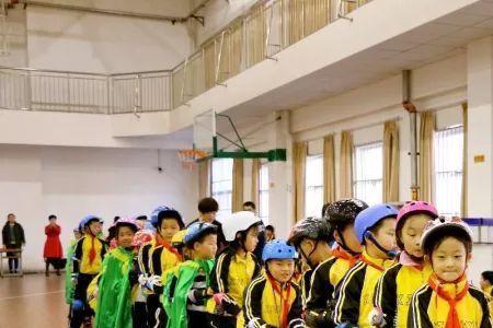 做轮滑教练要自己会吗