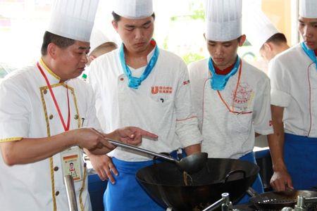 在船上做厨师好还是机工好