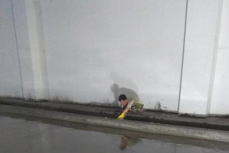 刮腻子后地面可以洒水吗