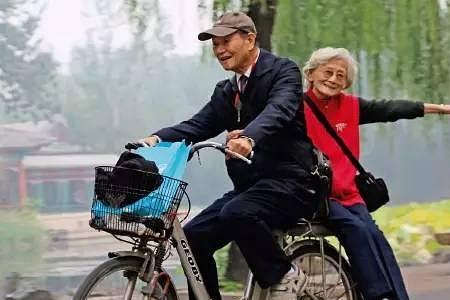 两姐妹骑自行车的说说