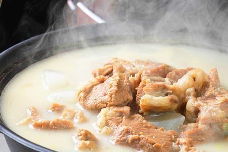 炖羊肉汤放入哪三白香料