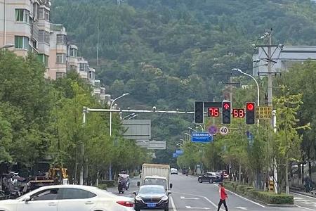 绿灯过线后堵车变红灯停了一会