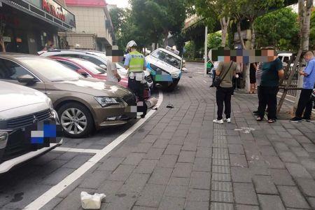 人行道放石墩绊倒人谁负责