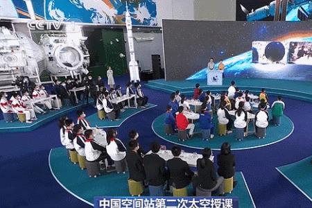 太空授课中的太空抛物实验原理