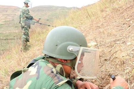 战士通常采用什么方法克服雷场