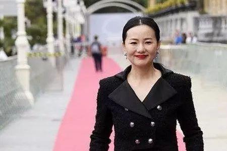 50岁女人穿黑色的好看吗