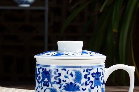 青花瓷茶杯有毒吗