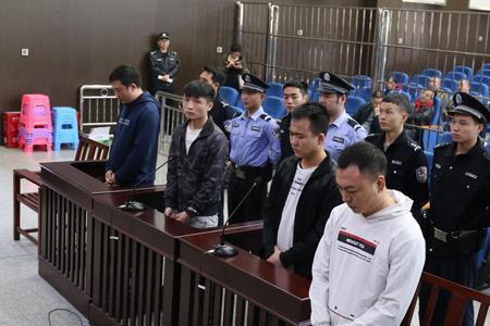 公司作为被告谁出庭