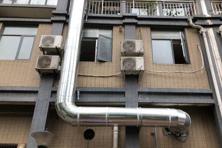 住宅楼里的烟筒安装