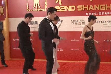 摆舞弄姿的意思