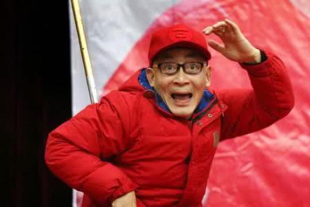 六小龄童哪一年出生的