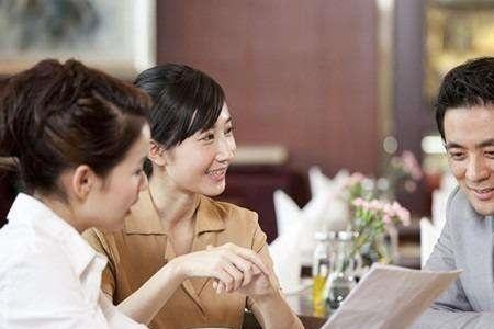 同事男女目光对视说明什么
