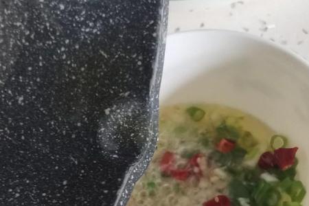 油泼蒜末的温度