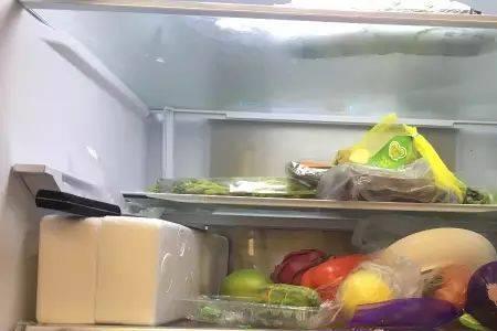 冰箱挨着窗帘放着会引起火灾吗