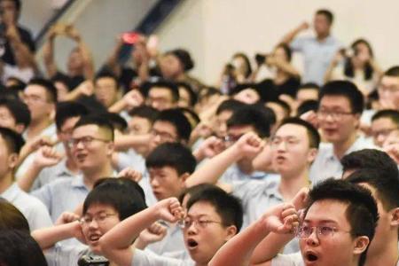 背诵时握右拳真的能记忆吗