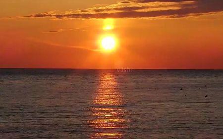 太阳从什么的海面上升起