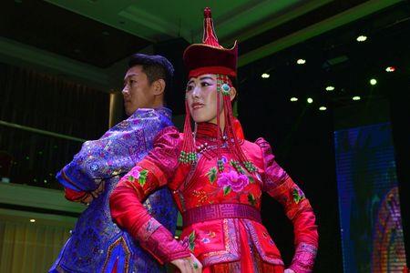 春晚走秀怎么换装的