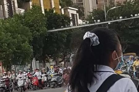 笨人学骑电动车怎么稳住右手