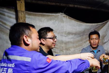 两个男同事同时约吃夜宵怎么办