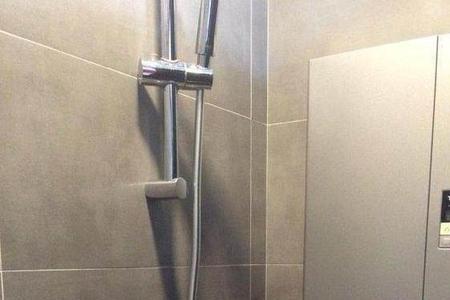 上厕所热水器掉下来