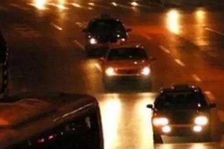 城市道路上走错道倒车怎么处理