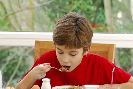 孩子不回家去别人家吃饭怎么办