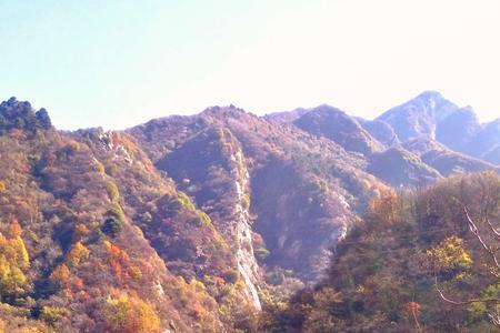青山呈黛，碧峰染翠是什么意思