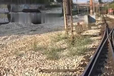 火车是怎么变轨的啊