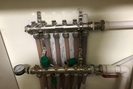 地暖分水器供回水在上边正常吗