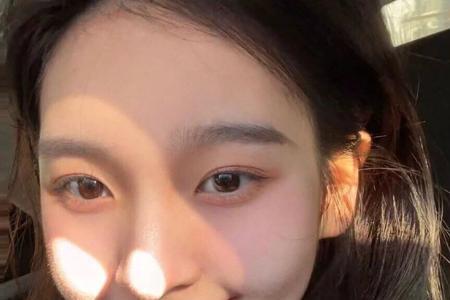 女孩子看着我笑什么意思