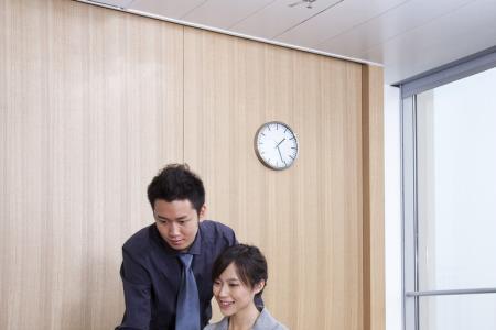 上司特别重用一个女下属，为什么