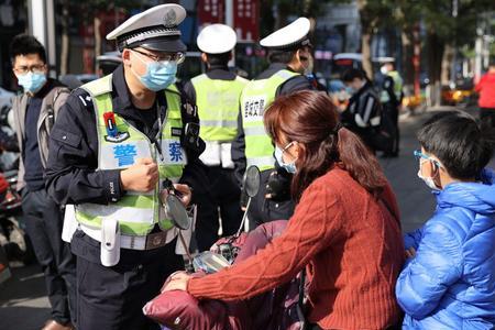 开车戴头盔合法吗