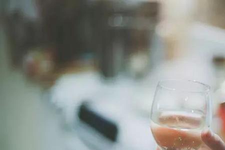 把酒言欢须尽兴