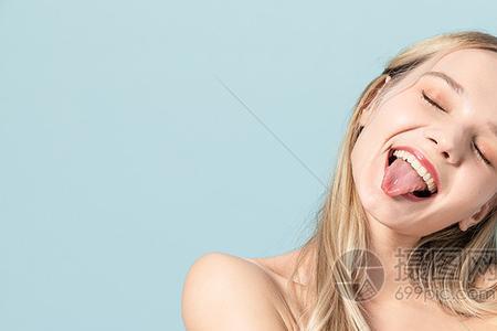 为什么女生喜欢看男生吐舌头