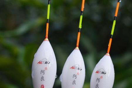 钓鲫鱼浮漂缓慢下沉两目不动