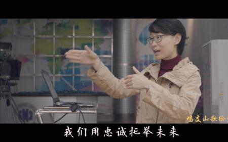昂然踏着前路去出自那首歌