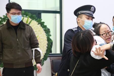 单位的同事去吊唁是鞠躬么