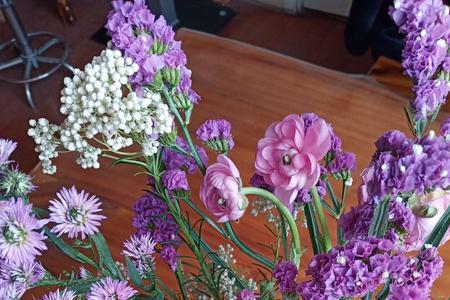 一束鲜花一面春光意思