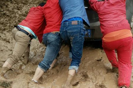 陷入黄河泥潭拔不出腿